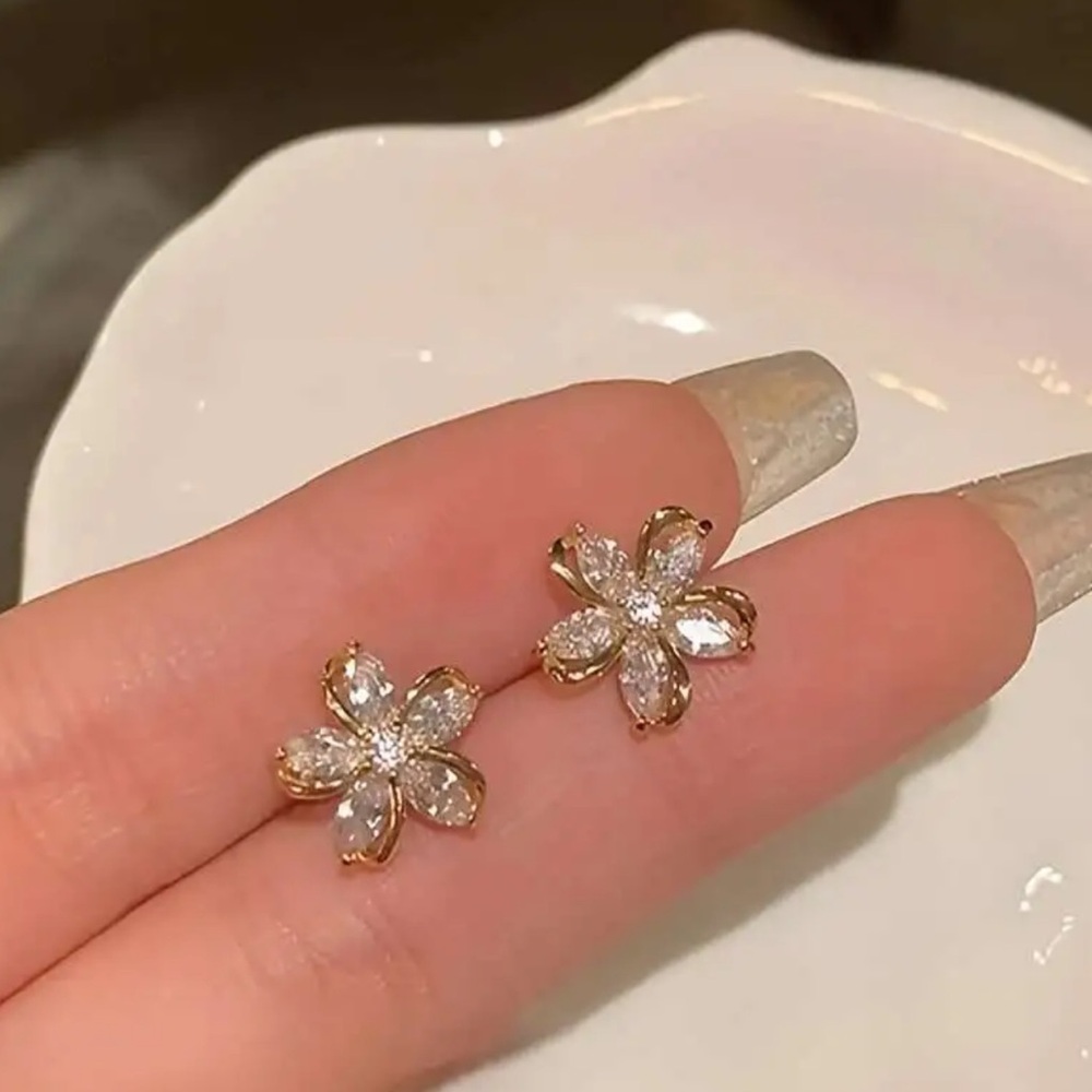 NWOT - Elegant Floral Theme Crystal Earrings - Picture 3 of 4
